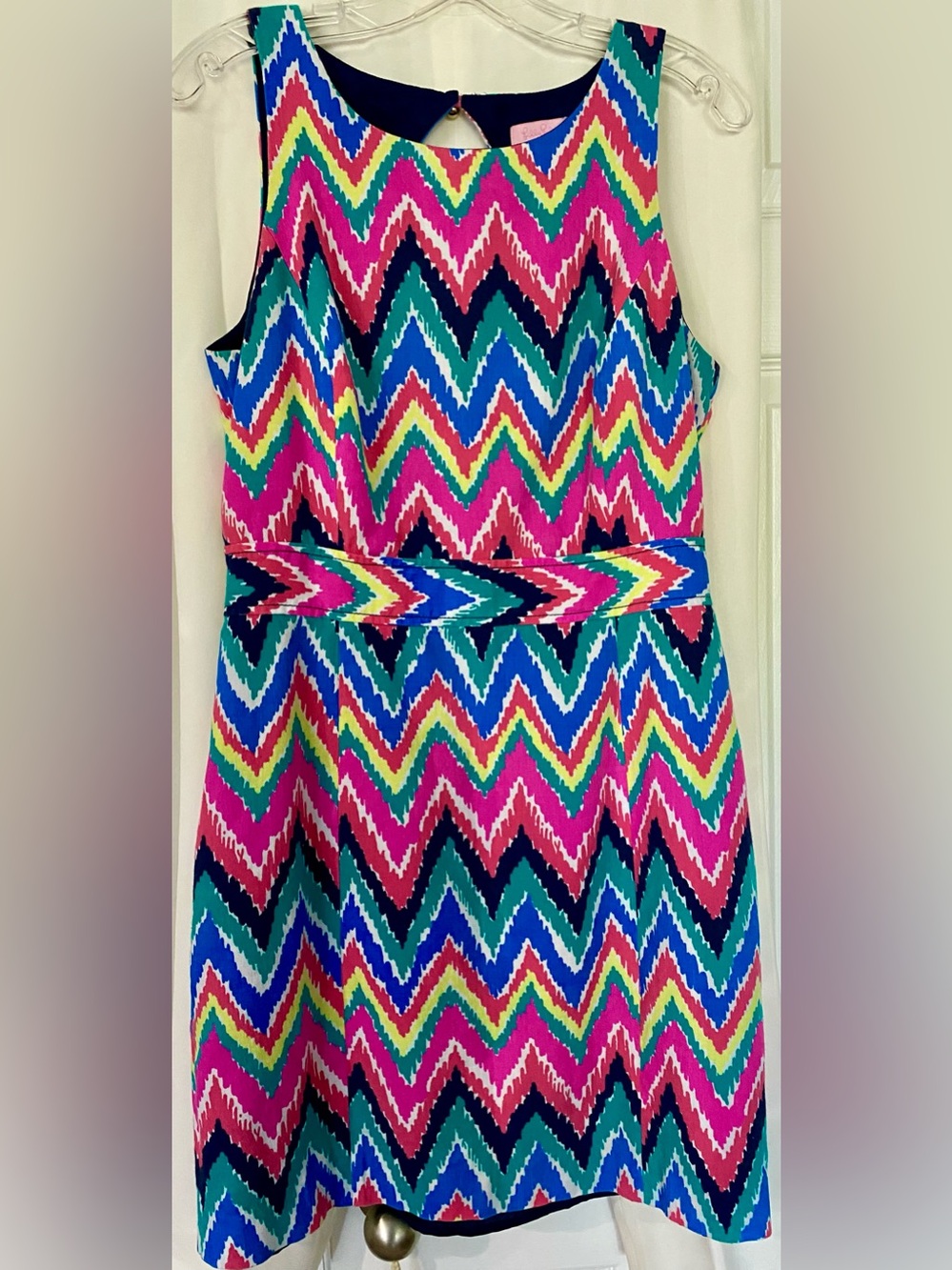 Lily Pulitzer Open 3 Sided back & Round Neckline. Gold Button. Sleeveless. Sz 10
